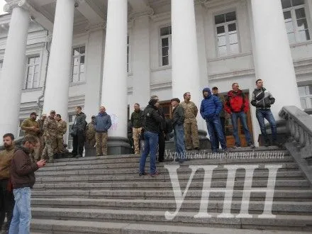 Активисты заблокировали входы в здание горсовета в Полтаве