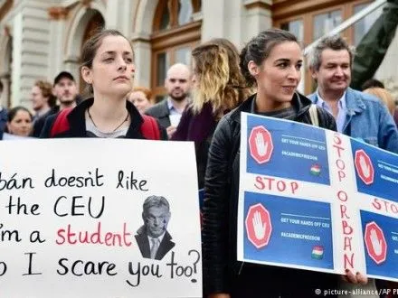 Десятки тисяч людей протестували проти закриття університету Сороса в Будапешті