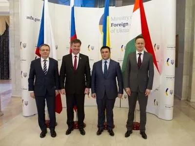 Словакия, Венгрия и Чехия выразили поддержку территориальной целостности Украины