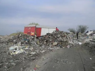 Вантажівку із львівським сміттям затримали на Рівненщині