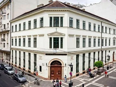 Президент Венгрии подписал указ, который позволит закрыть университет Сороса