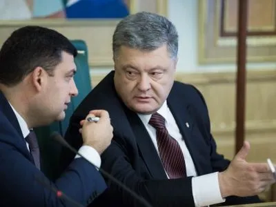 Премьер заявил, что ежедневно общается с П.Порошенко