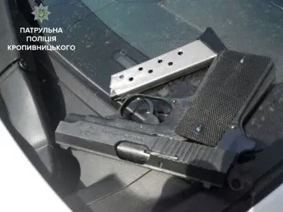 Женщина в Кропивницком угрожала оружием группе молодежи