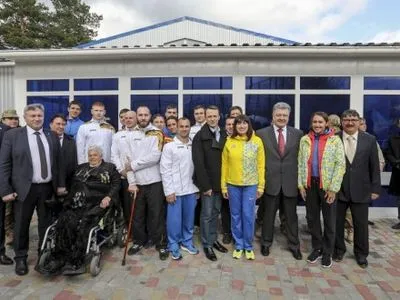 Президент взяв участь у відкритті фізкультурного центру на Луганщині