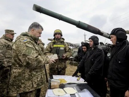 Президент наградил танкистов в Луганской области