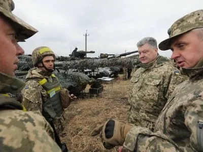 П.Порошенко: при необходимости отведенные танковые подразделения готовы вернуться на позиции