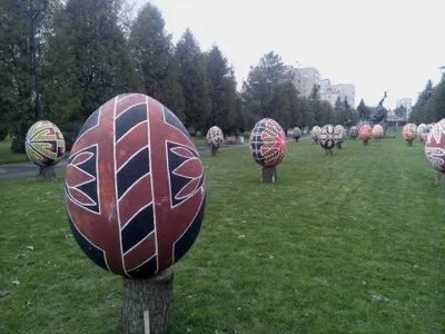 В центре Ровно установили 35 гигантских пасхальных яиц