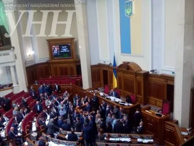 Депутаты блокировали трибуну ВР для оглашения заявления