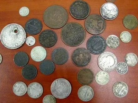 Житель Кировоградской области пытался отправить старинные монеты и кольца в РФ