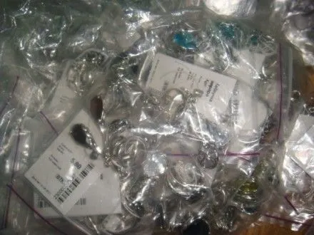 Украинец пытался перевести более 900 серебряных украшений в РФ