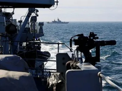 Корабль британского ВМФ сопутствует российские корабли через Ла-Манш