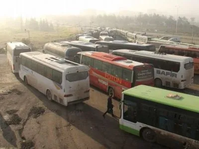 Тысячи эвакуированных сирийцев заблокированы в автобусах возле Алеппо