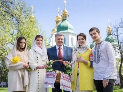 Президент поздравил украинский народ с Пасхой