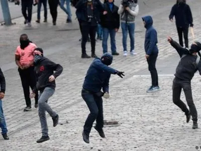 В Париже произошли столкновения между противниками Марин Ле Пен и полицией