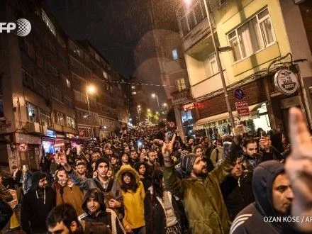 В Стамбуле тысячи людей протестовали против результатов референдума