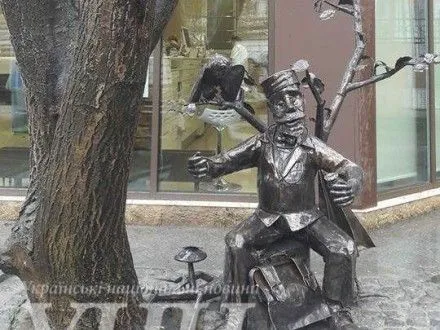 В Одессе установили памятник сказочному врачу
