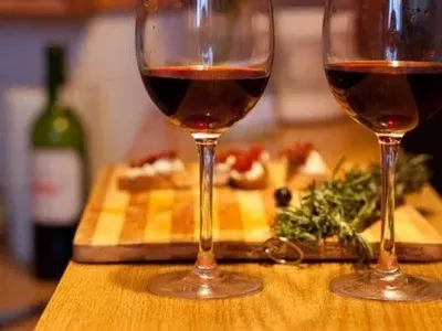 Ученые советуют парам пить алкоголь вместе