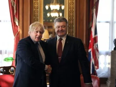 П.Порошенко и Б.Джонсон обсудили продление санкций против РФ