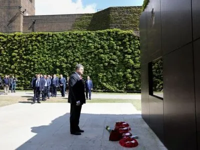 П.Порошенко почтил память жертв теракта в Британии