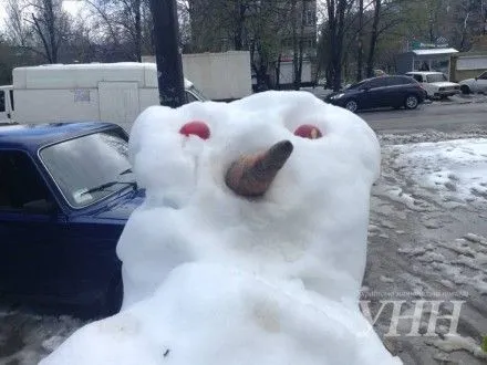 Жители Запорожья лепят "апрельских снеговиков"