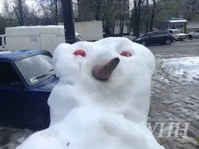 Жители Запорожья лепят "апрельских снеговиков"