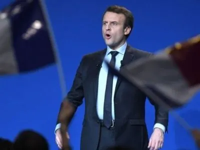 В предвыборной гонке во Франции продолжает лидировать экс-банкир Е.Макрон - опрос