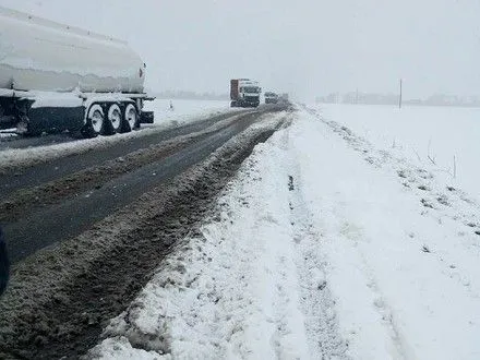 Через снігові замети утворився затор із вантажівок на Полтавщині