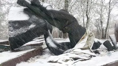 Вандалы повредили памятник Неизвестному офицеру в Днепропетровской области