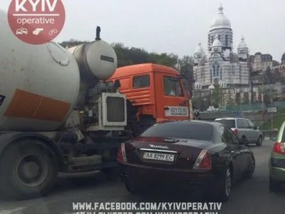 Бетономешалка и Maserati столкнулись в Киеве