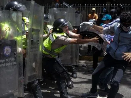 Три людини загинули під час масових антиурядових протестів у Венесуелі
