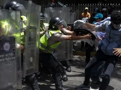 Три человека погибли во время массовых антиправительственных протестов в Венесуэле