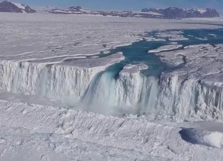 Водопад в Антарктиде показали на видео