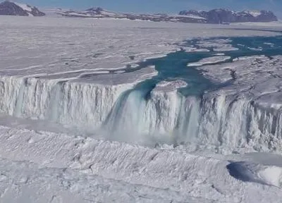 Водопад в Антарктиде показали на видео