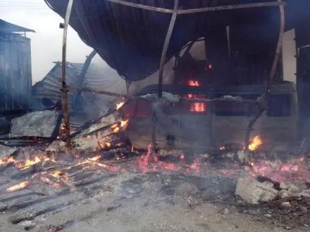 Два автомобиля сгорели на станции техобслуживания в Донецкой области