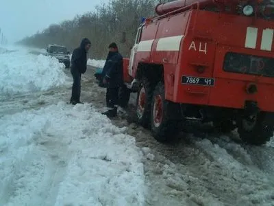Рятувальники Одещини вивільнили зі снігового полону вагітну жінку