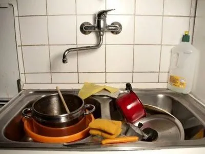 Житель Маріуполя намагався задушити пасербицю через брудний посуд