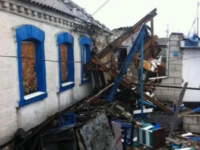 В результате обстрела боевиками Марьинки повреждено пять домов