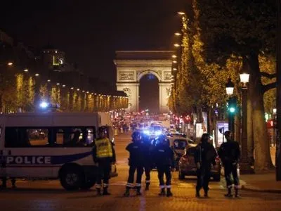 Особу чоловіка, підозрюваного в нападі на поліцейських в Парижі, встановлено