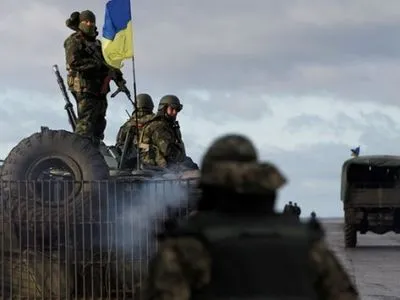 Украинские позиции на Донбассе обстреляли 25 раз, ранен военный