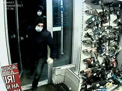 Троє молодиків пограбували столичний комісійний магазин на Оболоні - поліція