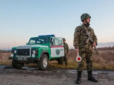 Житомирские пограничники задержали автомобиль, угнанный в Российской Федерации