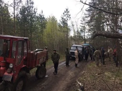 Правоохоронці на Житомирщині затримали 12 бурштинокопачів