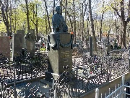 У Мінкульті висловили занепокоєння через пошкодження могили Лесі Українки у Києві