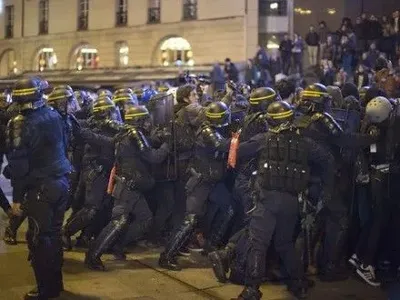 Около 30 человек задержали после демонстрации в Париже