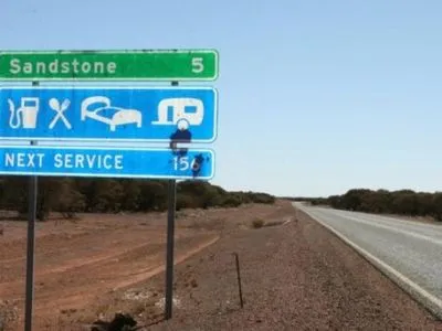 Австралийский мальчик пытался пересечь континент на машине