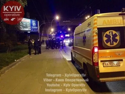 Мужчина подстрелил трех человек в Киеве и скрылся с места происшествия
