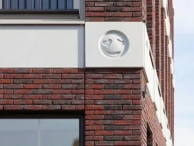 Архитектор из Нидерландов создал смайлы на фасаде здания