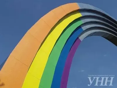 Арку Дружбы народов в Киеве "перекрасили" в радугу