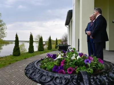 П.Порошенко запросив білоруські підприємства будувати дороги в Україні