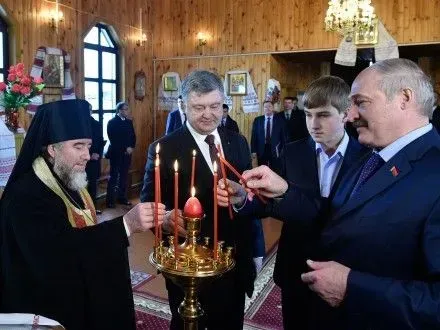 Настоятель Свято-Михайлівської церкви подарував П.Порошенку й О.Лукашенку ікони “Тайна вечеря”
